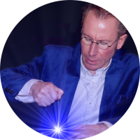 Photo de Jérôme Morel Voyant Médium Pur, à sa table de voyance, utilisant son Pendule pour une séance de divination personnalisée.